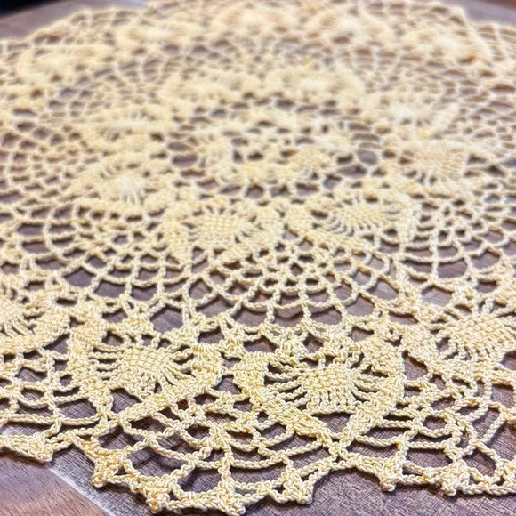 Vintage yellow/gold handmade doily - Picture 6 of 6